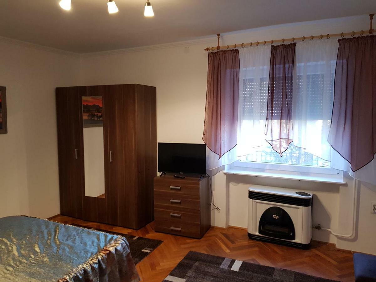 Lia Apartman Kiskunhalas Exterior foto